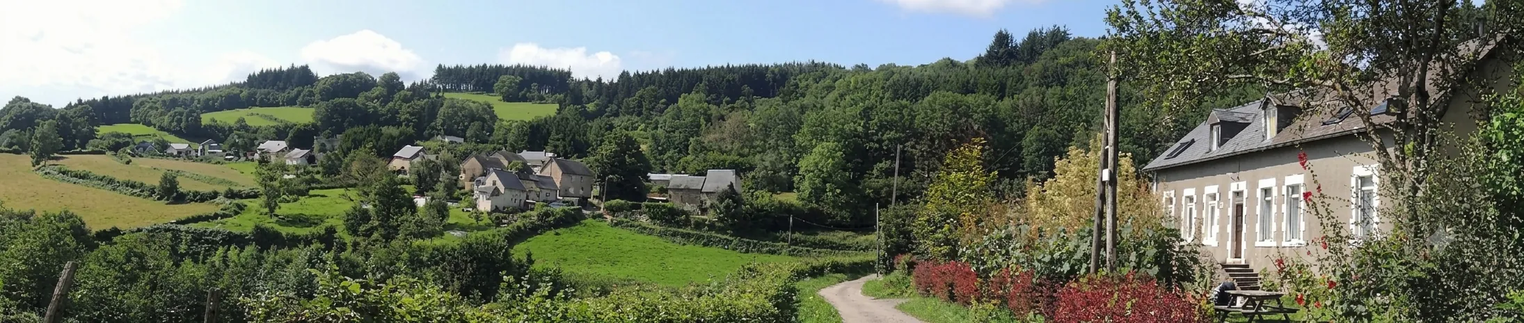 Panorama over het dal van de Morvan met het gehucht Les Brenots en de oude school rechts