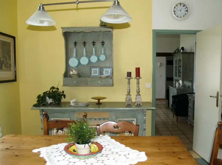 De eetkeuken met het oude dressoir en de doorkijk naar de rest van het huis