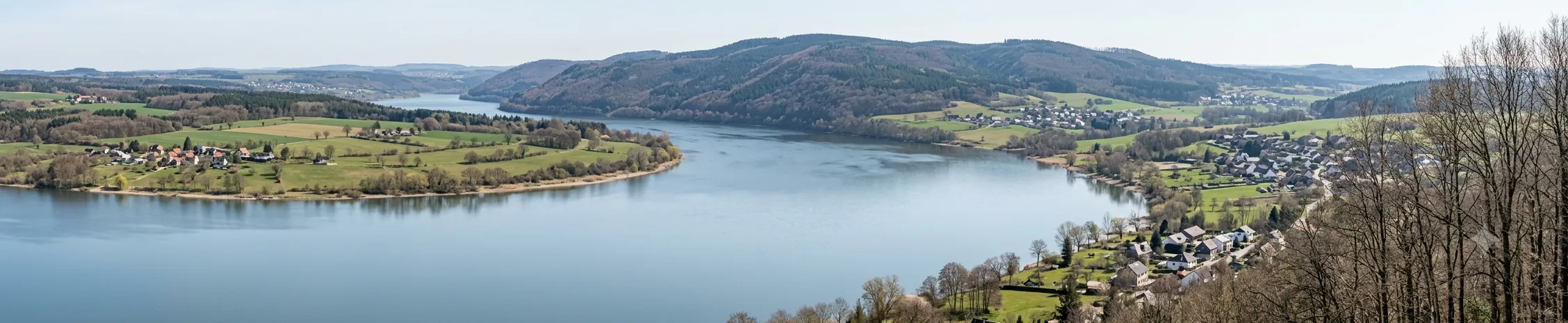 Panorama over een van de grote stuwmeren van de Morvan, omringd door beboste heuvels en weiden