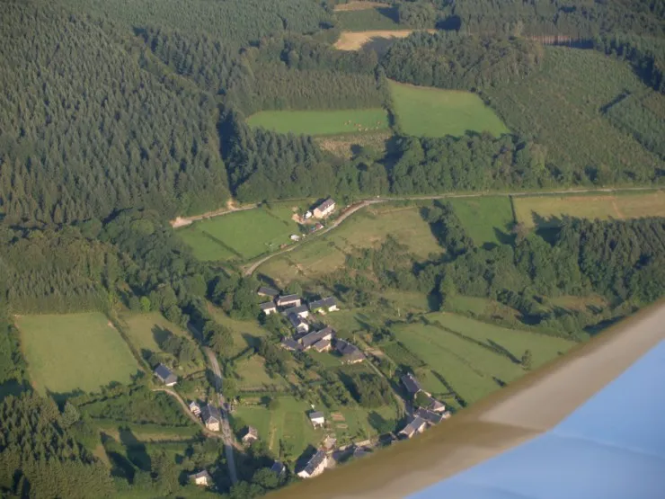 Luchtfoto van Les Brenots tussen de bossen en weiden van de Morvan